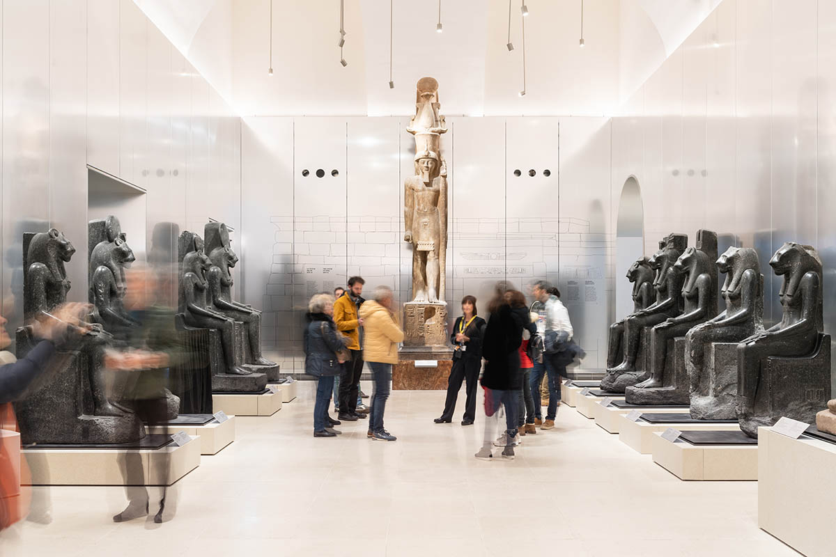 OMA habille la Galerie des Rois du Musée Egizio de Turin de murs en aluminium réfléchissants 