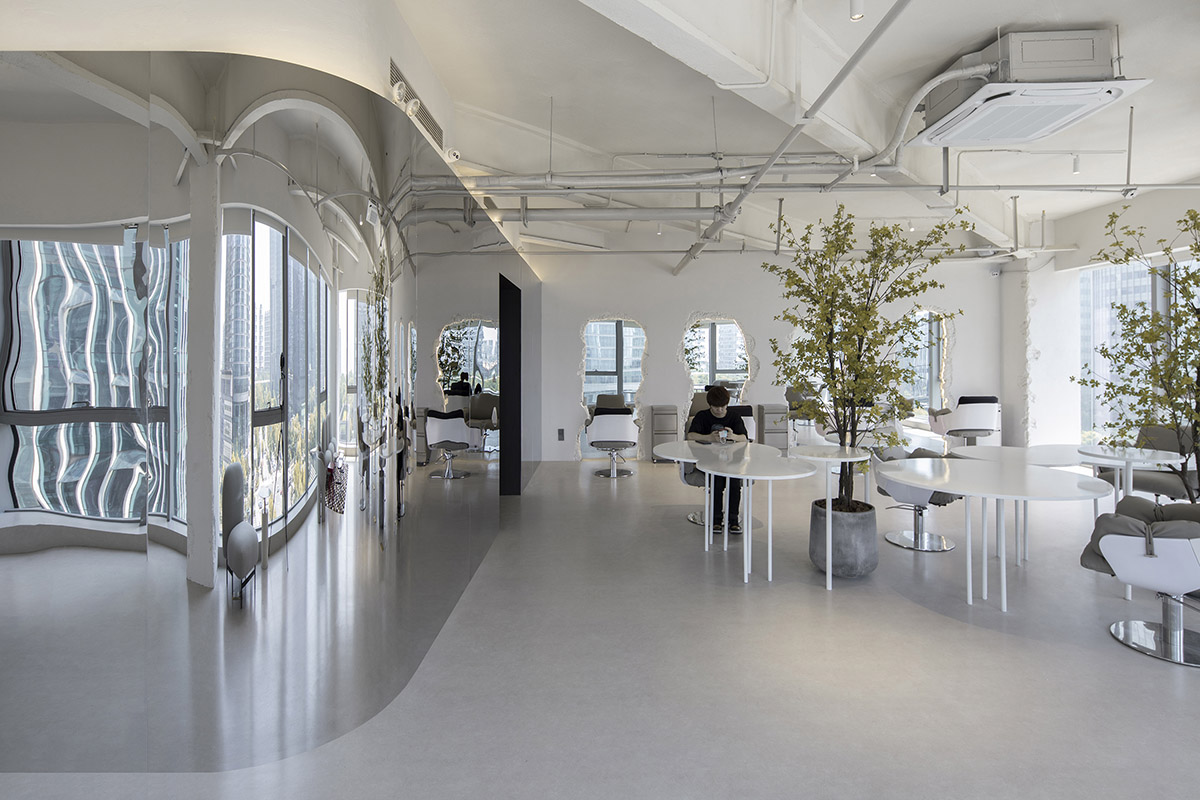 Atelier Right Hub designs hair salon with continuous mirrored surfaces in Hangzhou