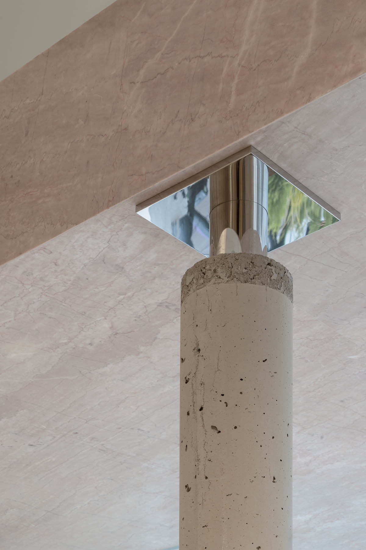 Shanghai store by Sò Studio unfolds surprises through the richness of materials, colors and props 