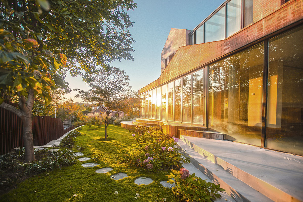 KiKi ARCHi completes Anna Garden Residences with red brick in Beijing