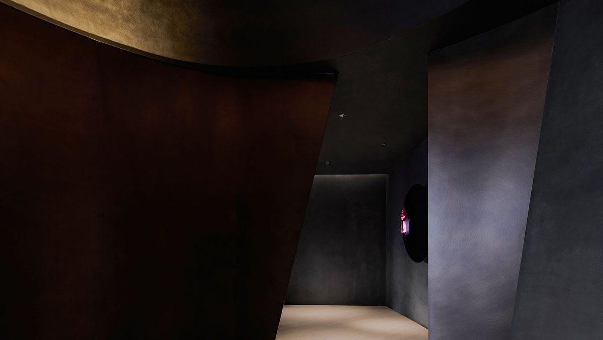 AD ARCHITECTURE creates interiors with curved walls and extreme dark tones for Huaiyan Club in China