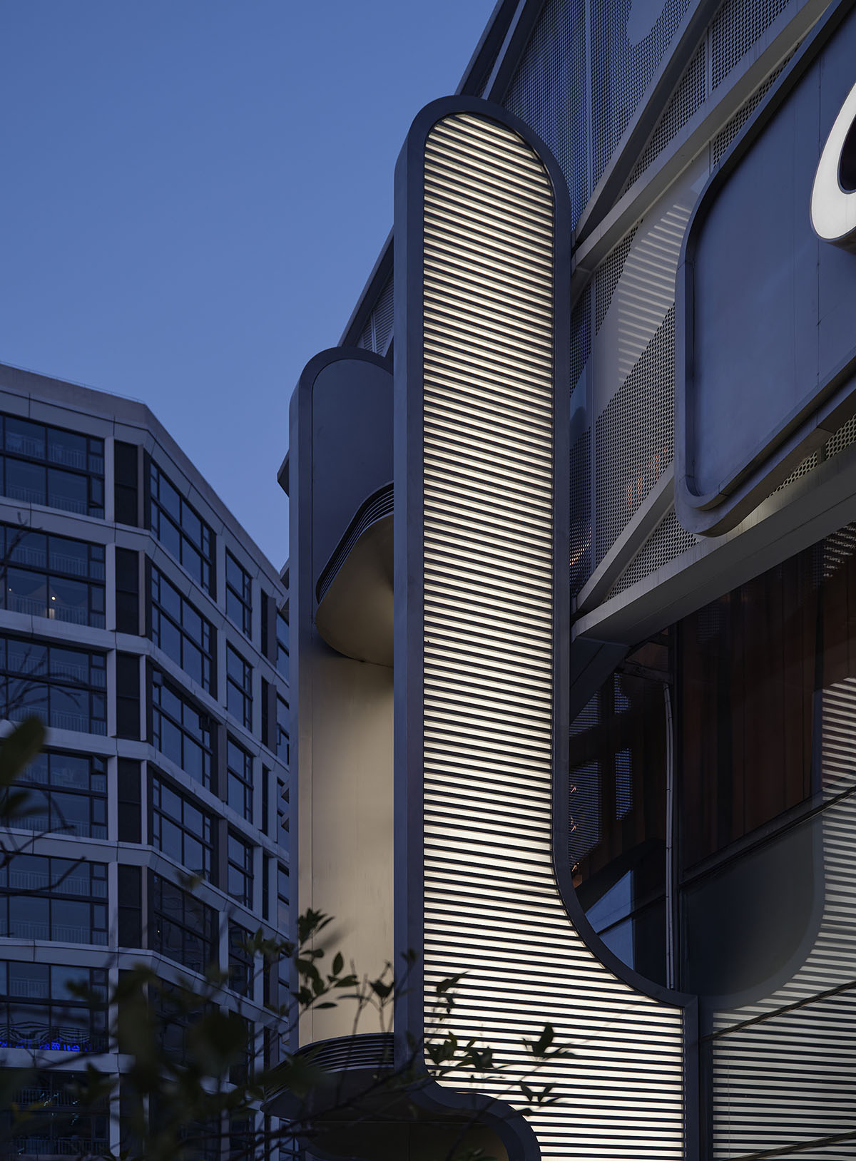 PIG Design sculpts restaurant building with diamond-shaped lines and retro effect in China