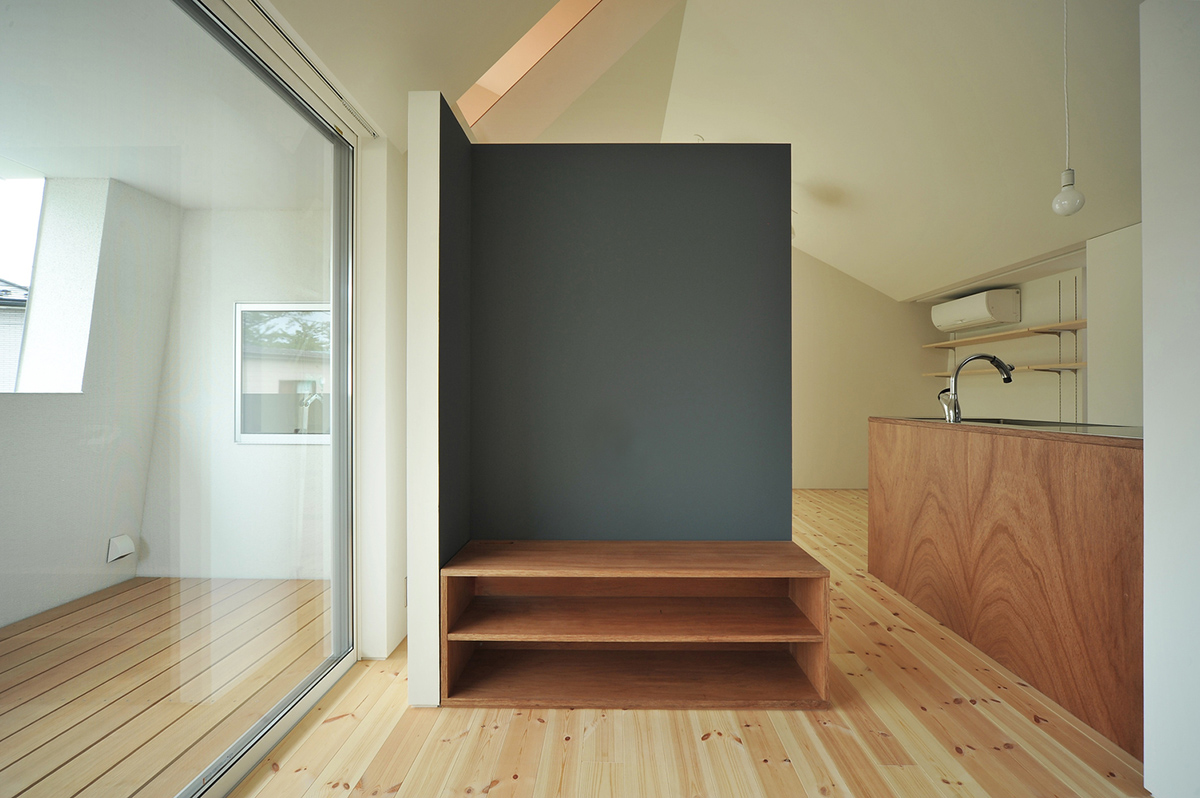 Takeru Shoji creates giant slit to reflect daily atmosphere of this house on corner plot of Japan