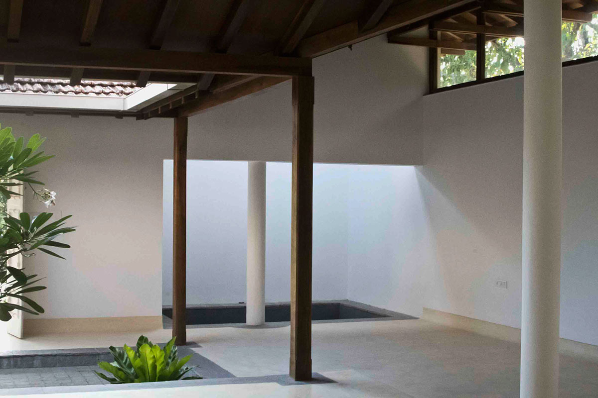 Field Atelier built house with free flowing internal courtyards in North Goa, India