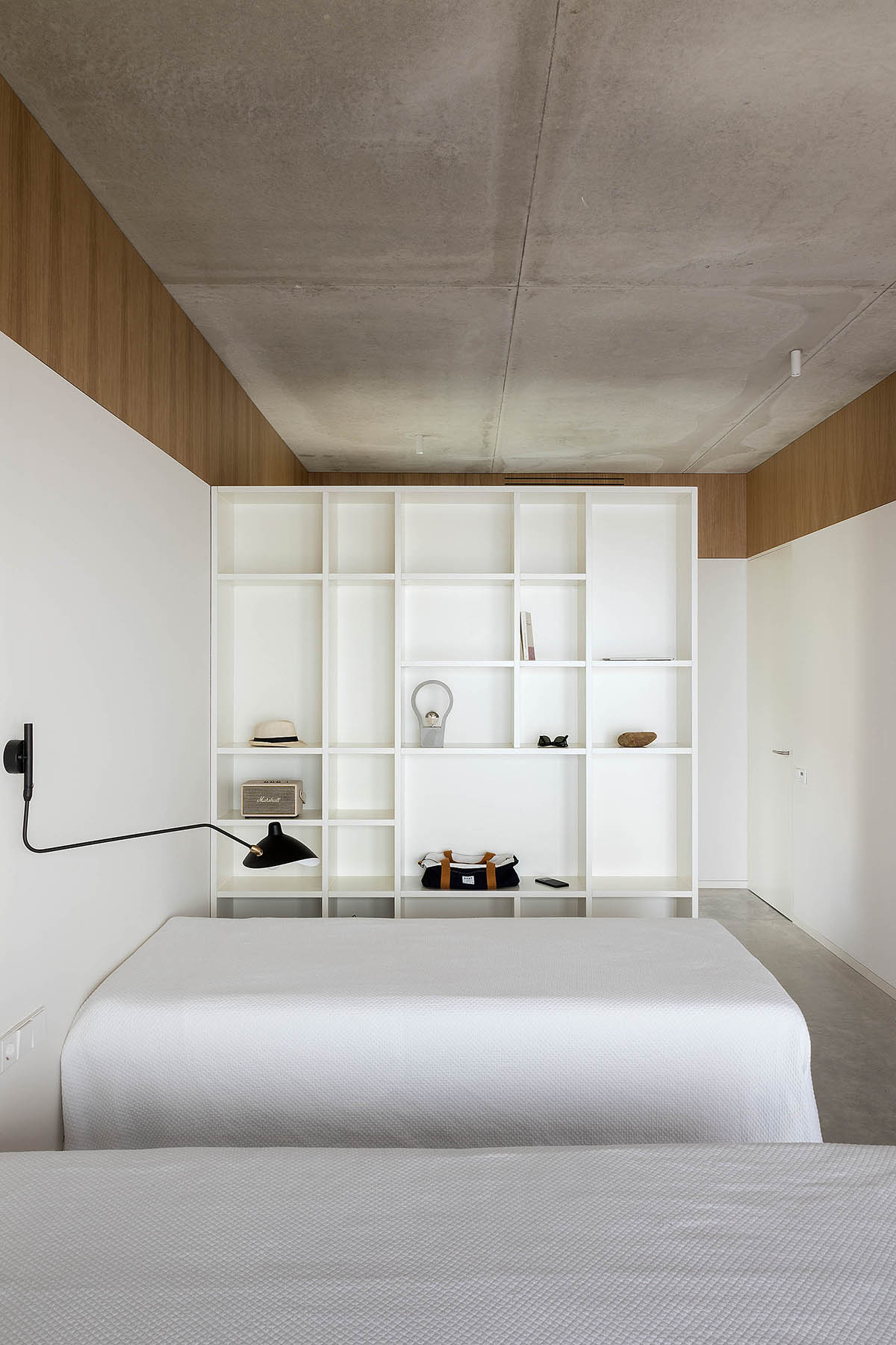 Marià Castelló Architecture completes family house with on a hilly topography in Spain 