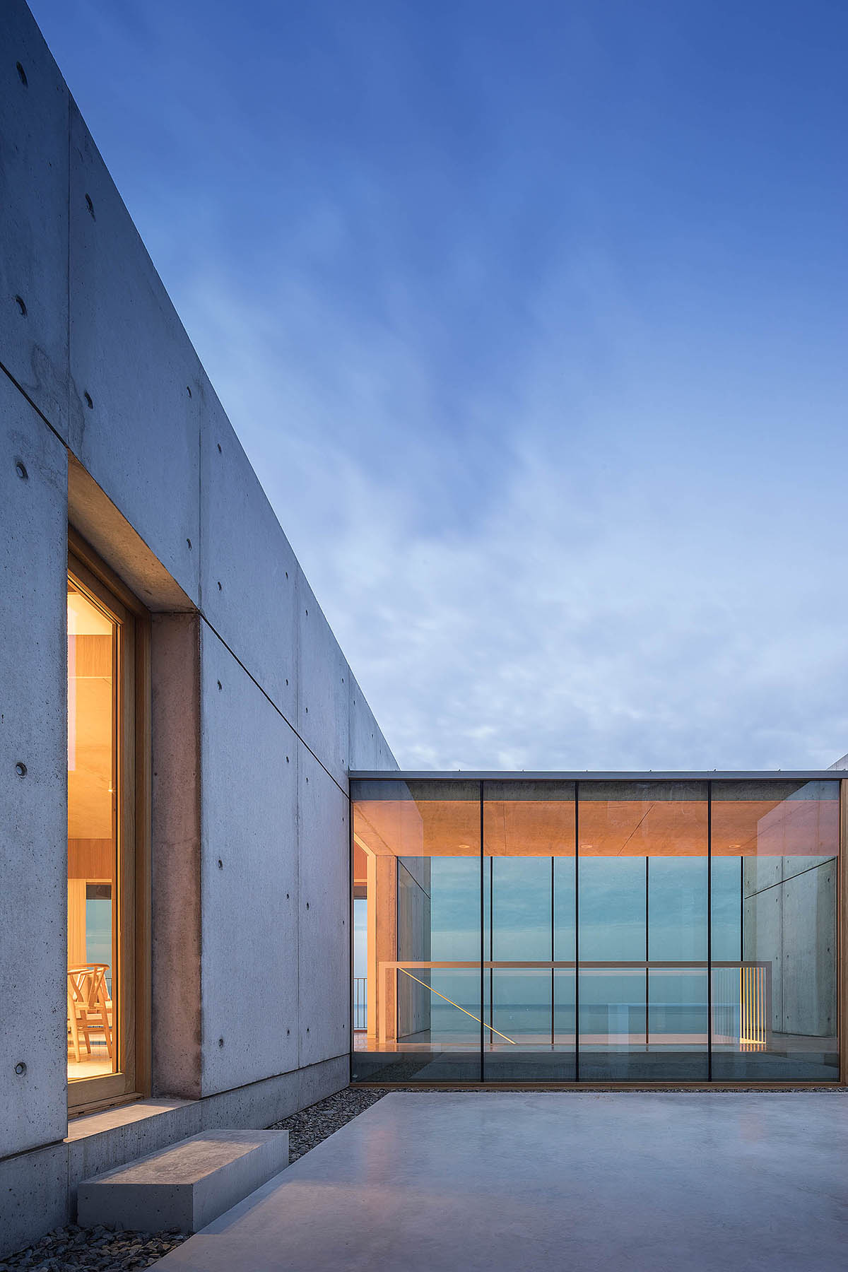 Marià Castelló Architecture completes family house with on a hilly topography in Spain 