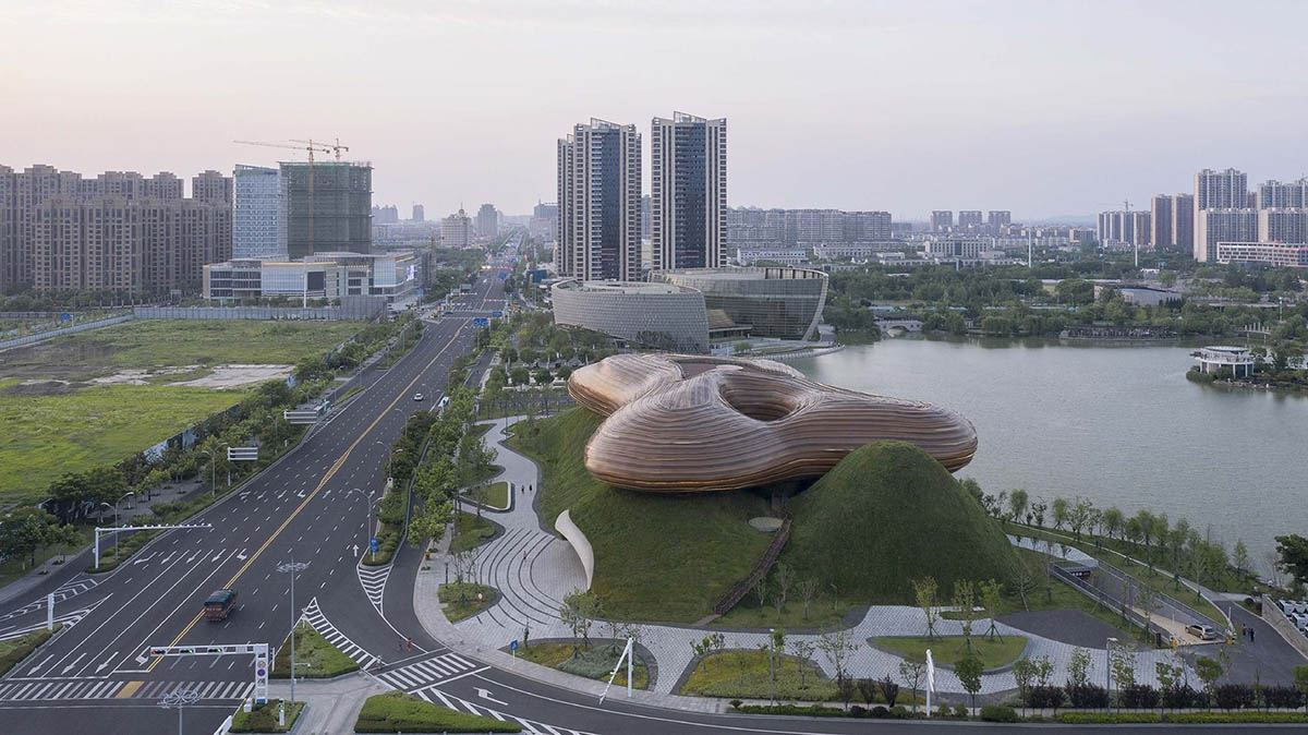 CROX's super smooth Liyang Museum sits on undulating hills as part of the nature in Changzhou