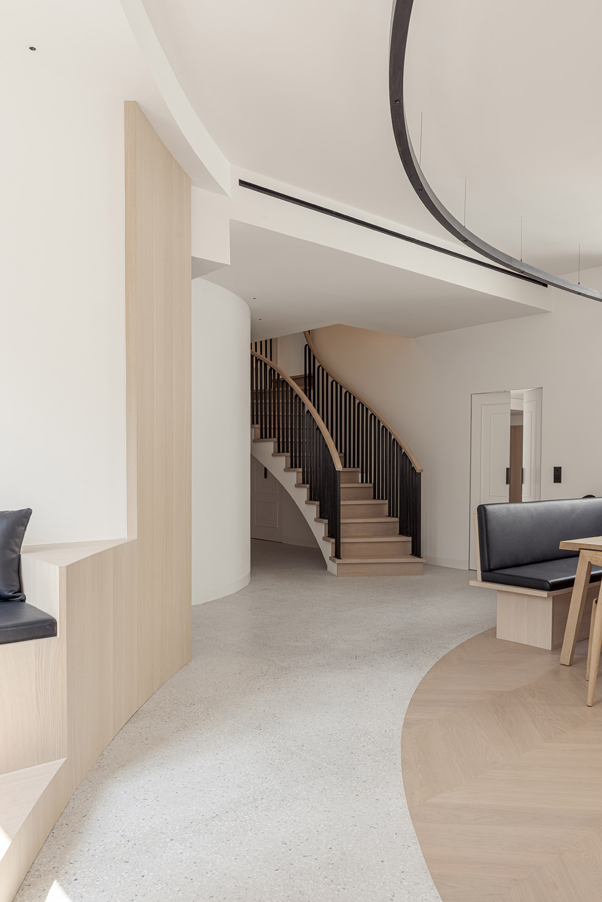 noa* converts 18th century hotel in Paris into an apartment with curved lines and scent of wood