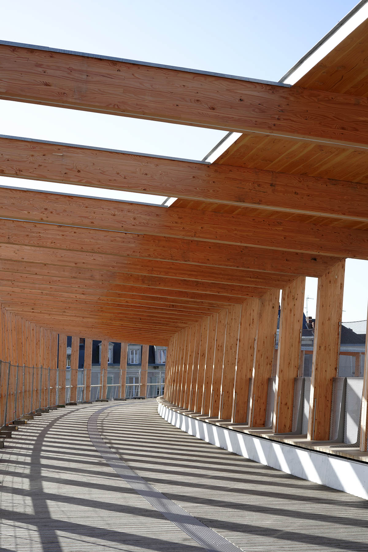 Dietmar Feichtinger Architectes designs curvy bridge made of laminated wood beams in Angers, France