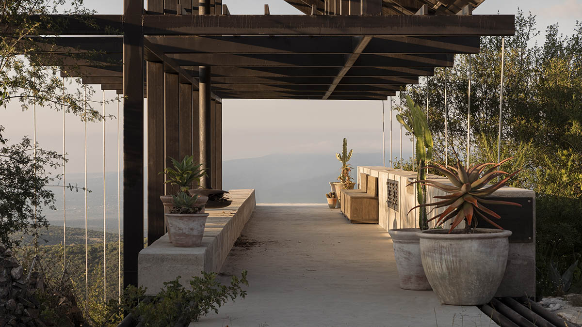 Espina Pavilion embraces structural and visual balance with minimal footprint on Mexican hills 
