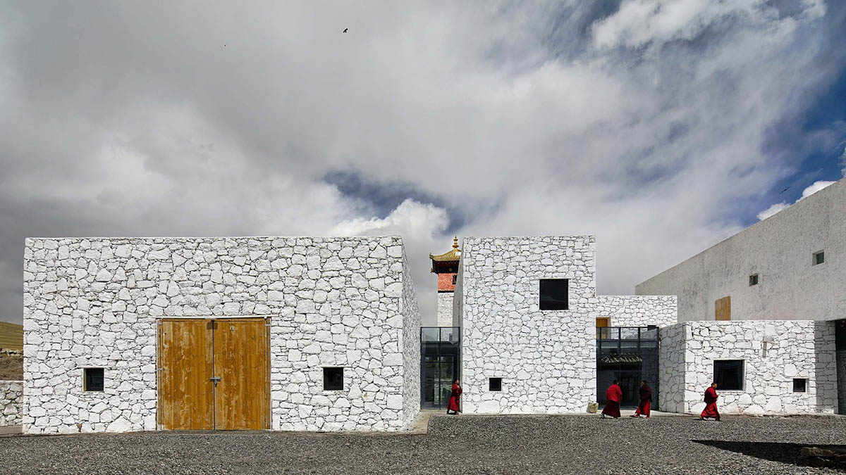Jí Architects extends Tsenpo Museum with floating glass box overlooking snow mountains in China