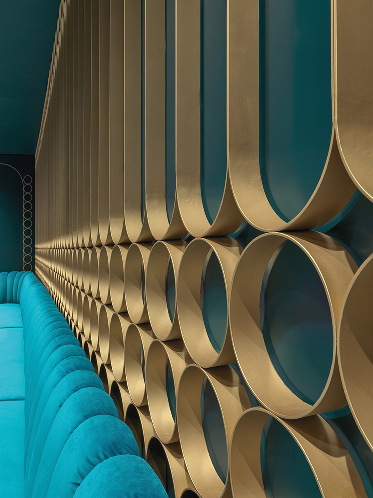 COLLIDANIELARCHITETTO completes restaurant and cocktail bar with bold lines and saturated colours