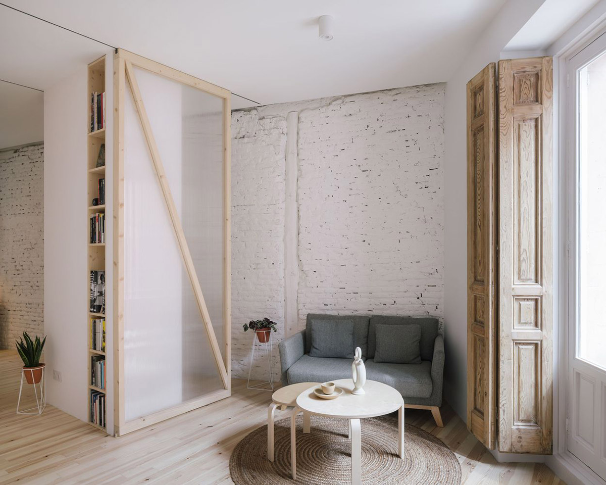P+S Estudio de Arquitectura renovates Madrid's old apartment with moveable polycarbonate walls 
