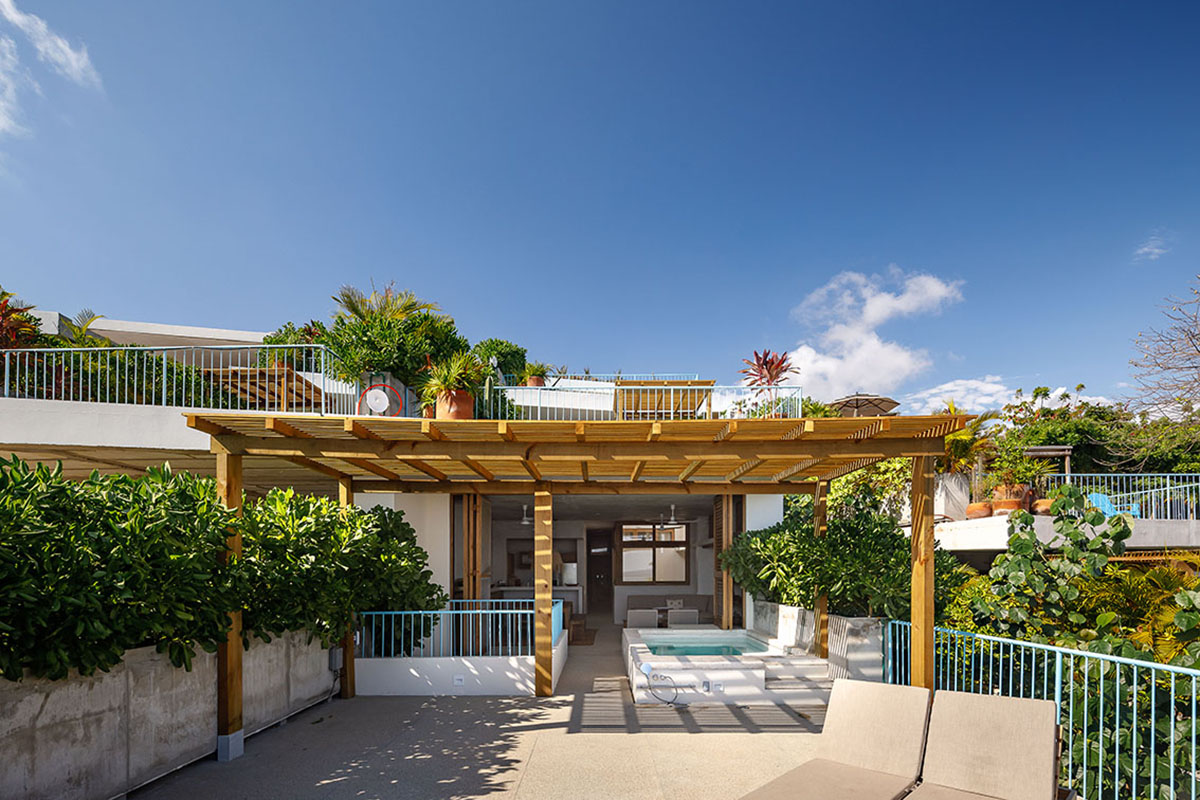 Francisco Pardo Arquitecto's housing features circular  pool overlooking the coastal landscape