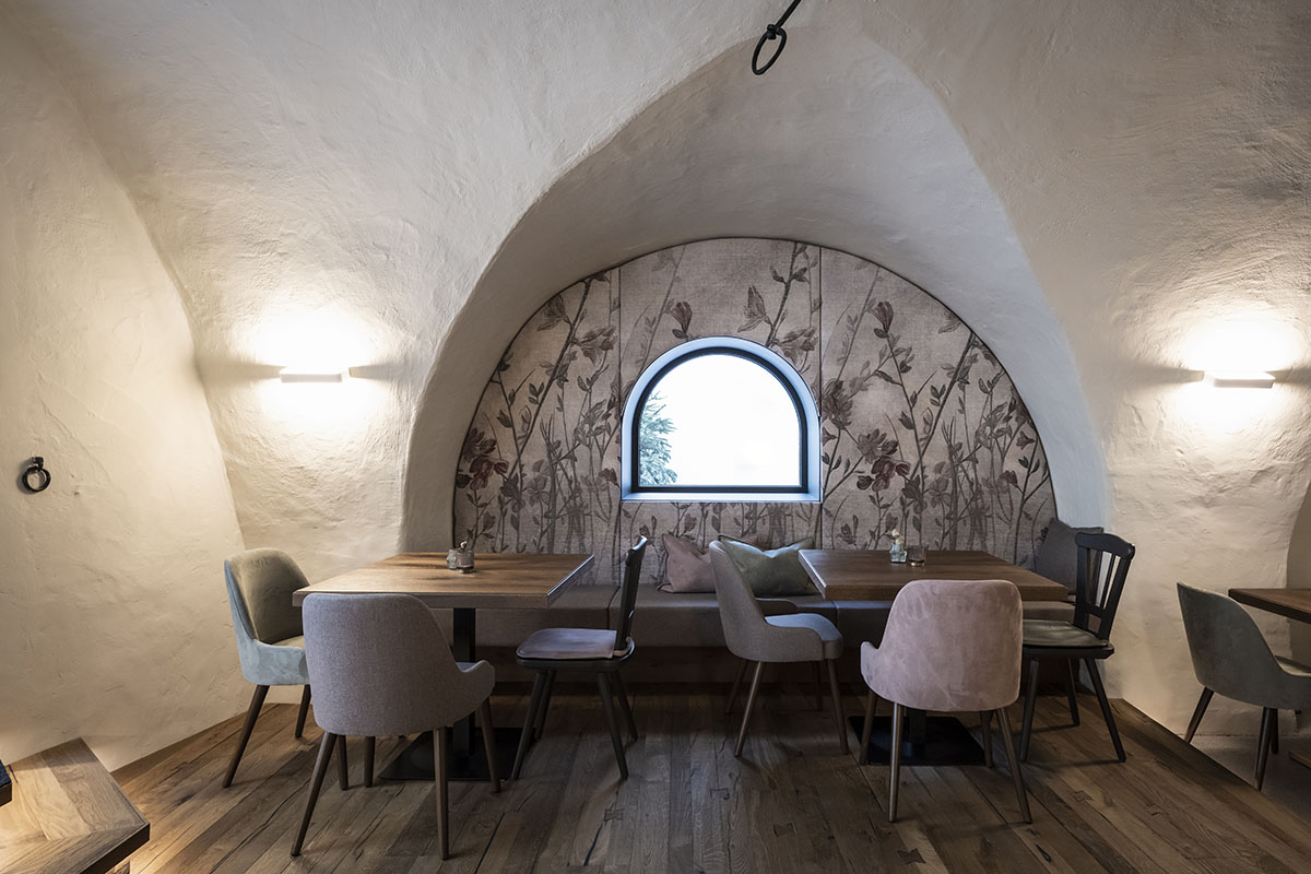 noa* transforms 19th-century workshop house into bohemian-style bistro with deep alcoves in Italy