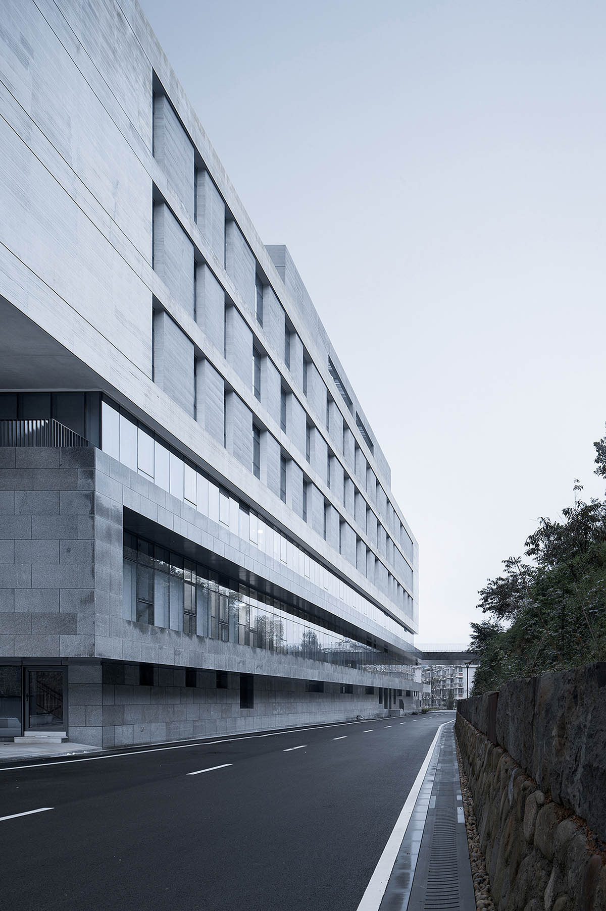 UAD completes office building with shifted platforms in Zhejiang