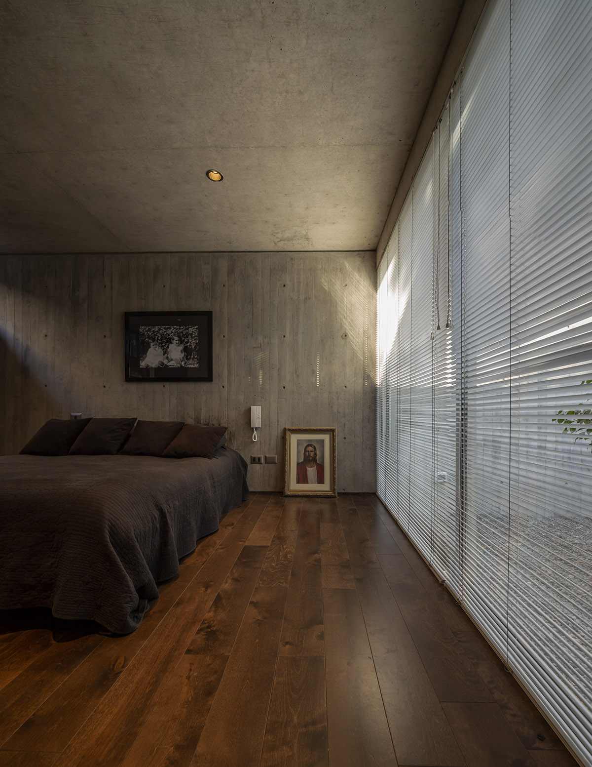 Rodolfo Ca&ntilde;as' hermetic family house defined by protruding skylight in central Chile