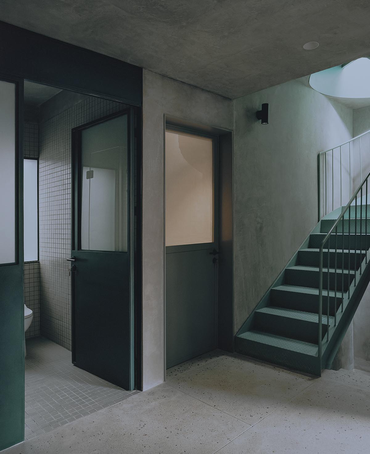 AMASA Estudio renovates 1940s house with green tones and central skylight in Mexico