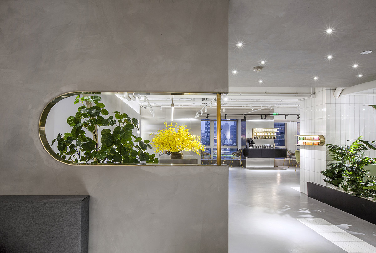 Towodesign uses metallic colors and golden pieces to create a retro atmosphere for this health store