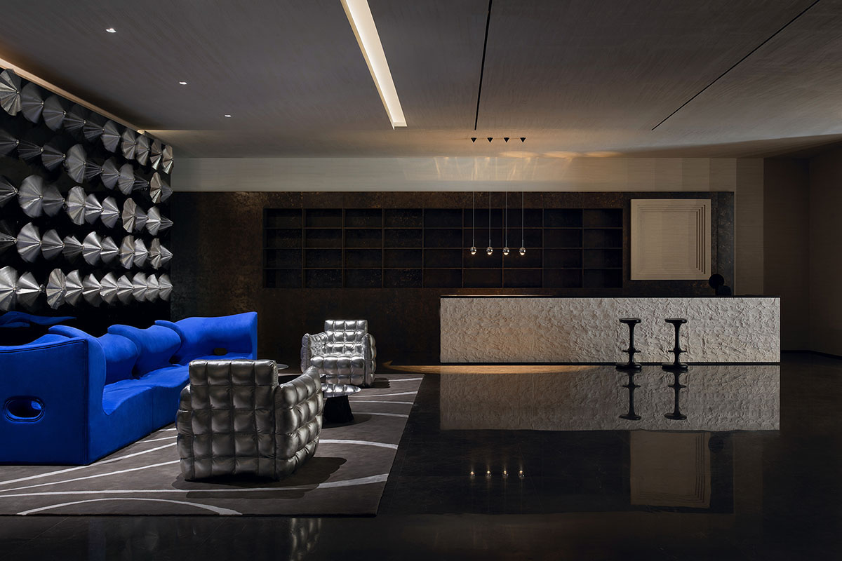 Experience center by HLD Art & Design infuses art and technology with rigid and soft curved lines 