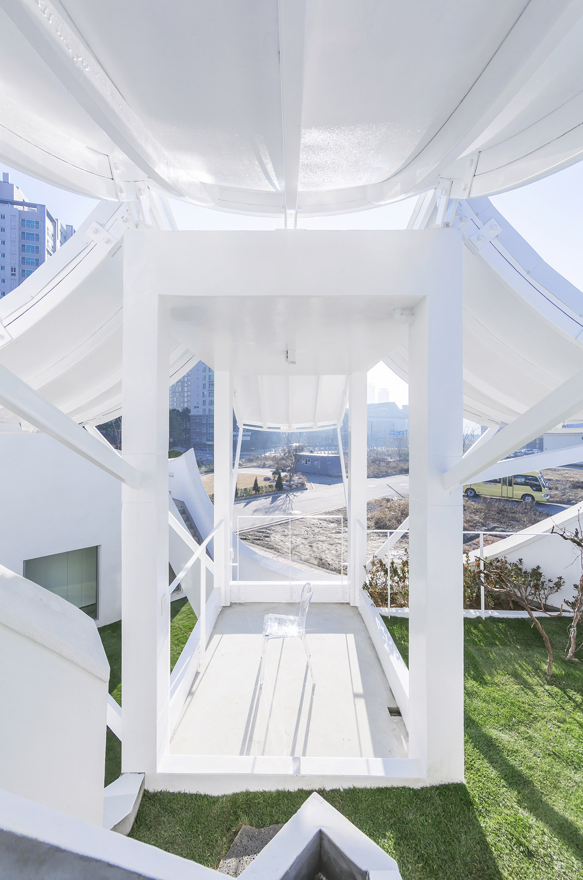 IROJE KHM Architects’ Flying House symbolizes a pilot’s daily characteristic of flight