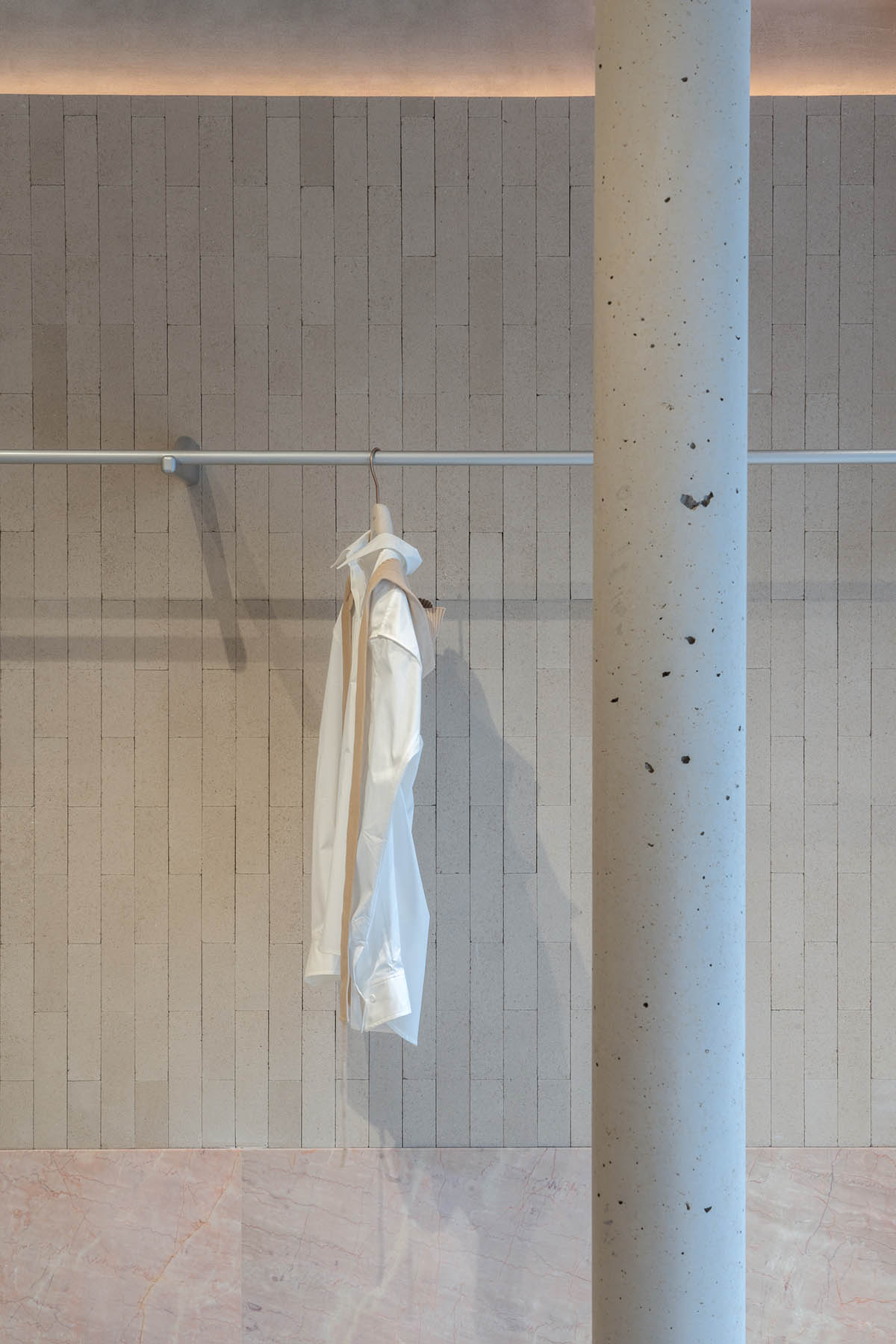 Shanghai store by Sò Studio unfolds surprises through the richness of materials, colors and props 