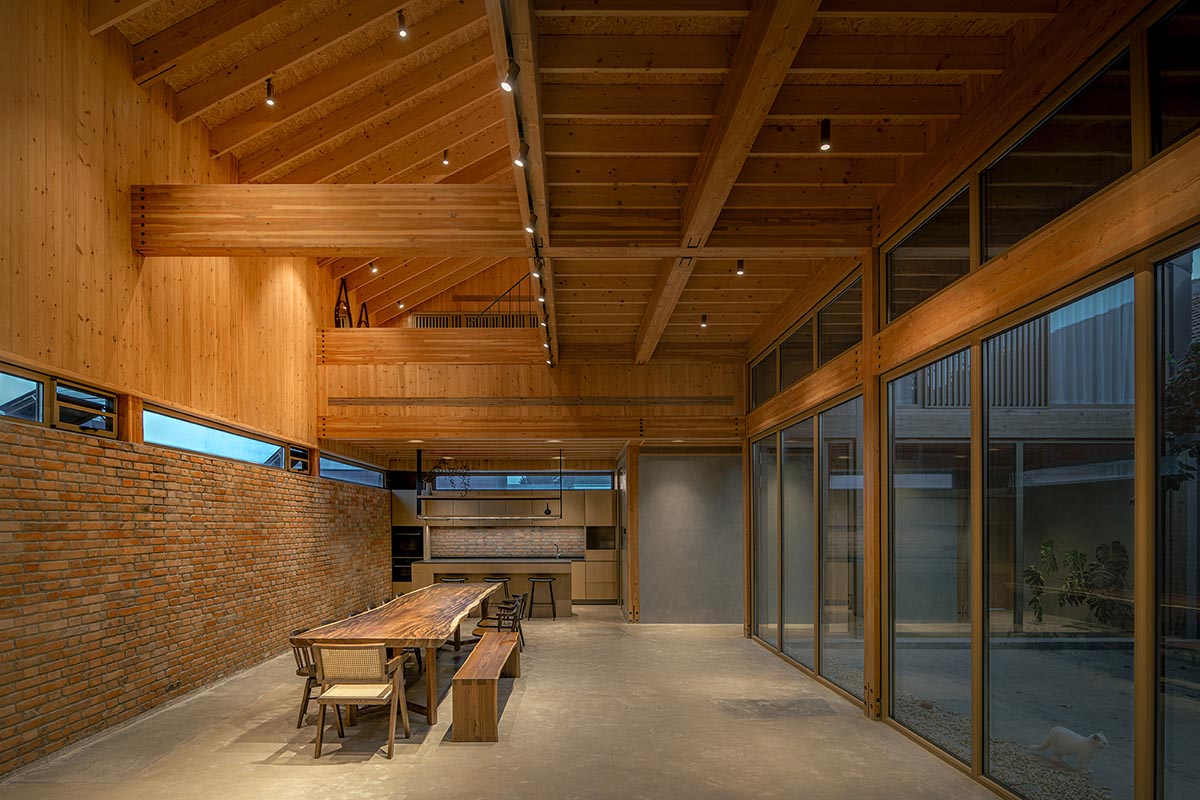 Archstudio renovates traditional Beijing courtyard house with interwoven wooden framework