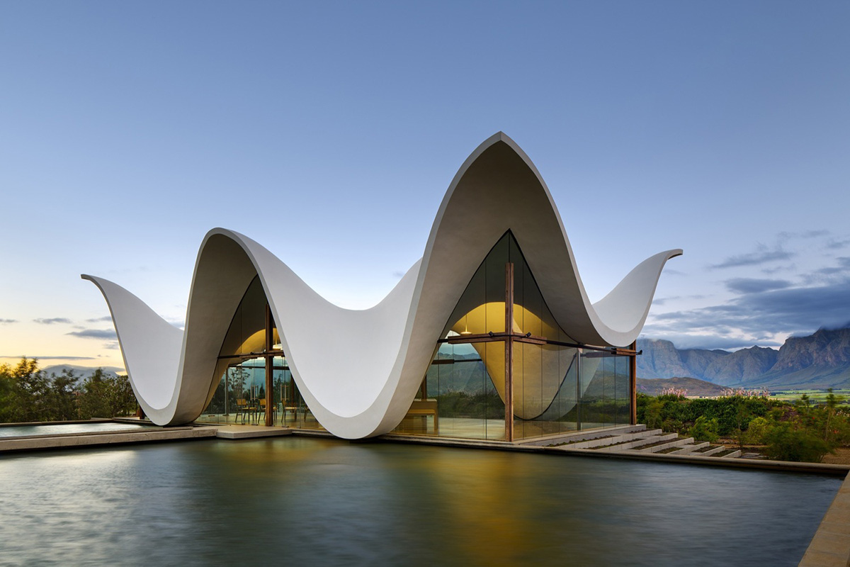 Steyn Studio’s Bosjes Chapel glides on Cape Town valley with its smooth undulating canopy