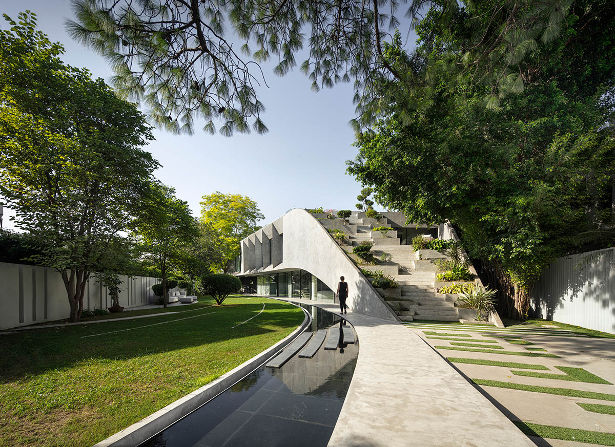 Sweeping concrete roof terrace forms private villa by Studio Symbiosis in India