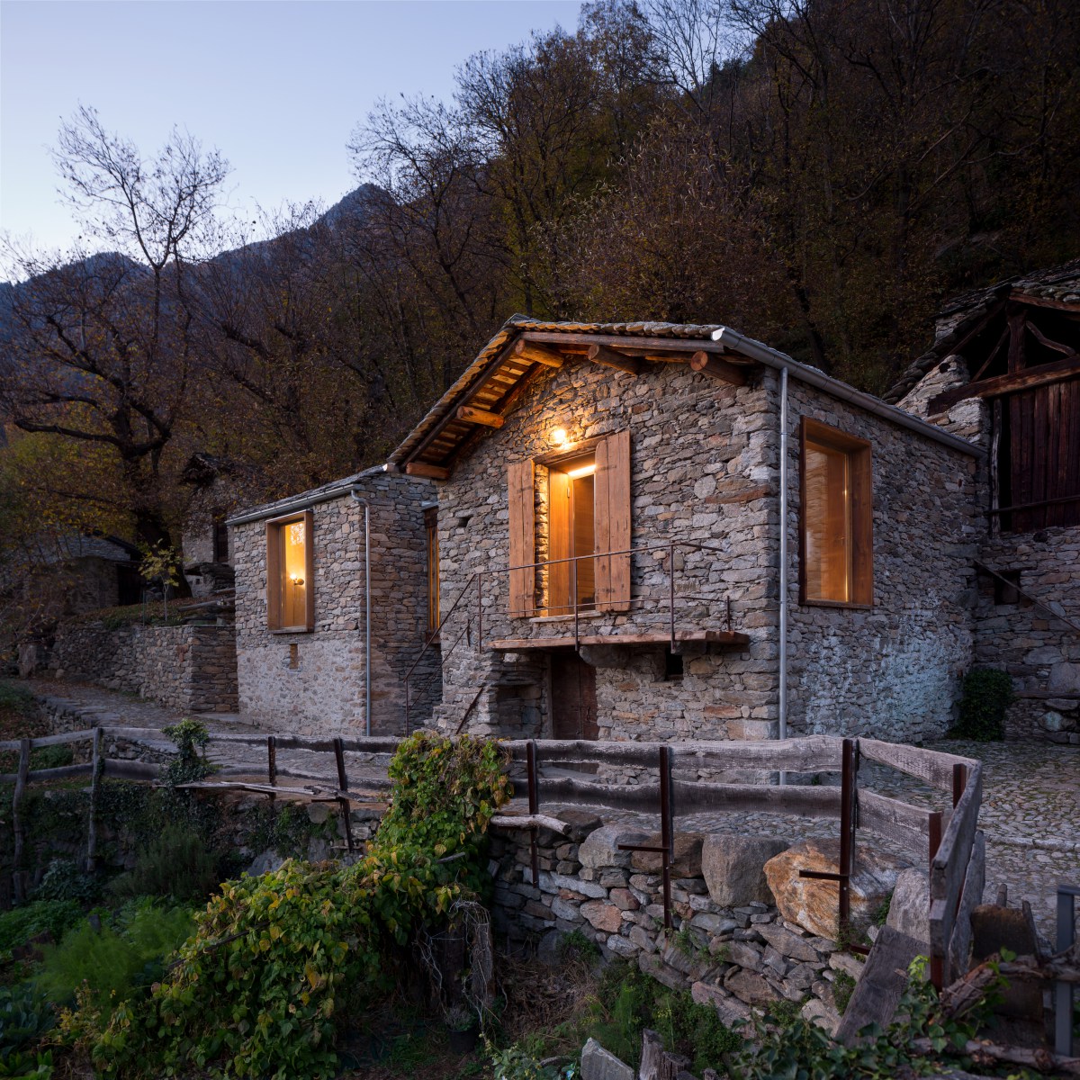 A stone nestle into the mountains