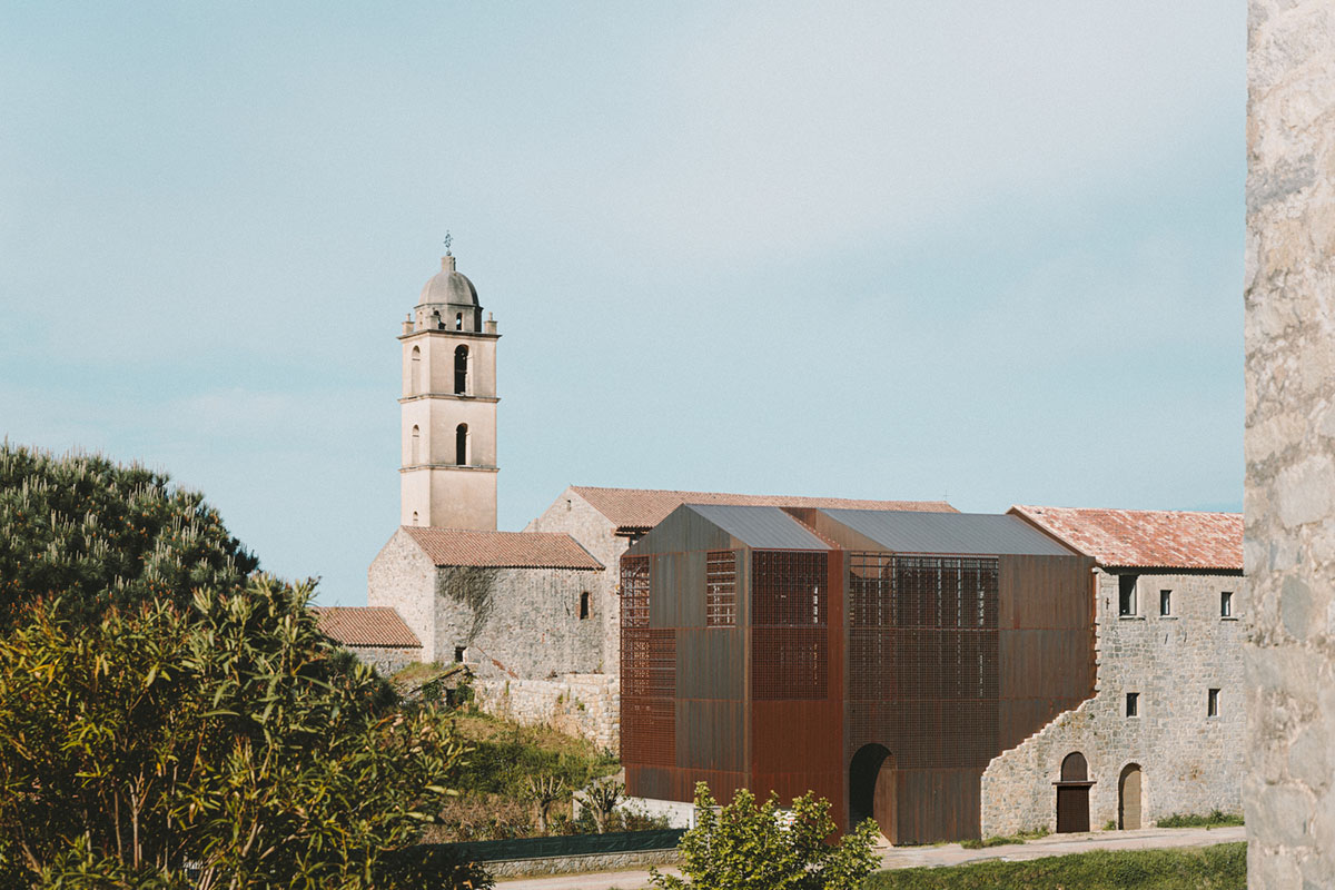 Amelia Tavella Architectes extends historic convent with copper structure in France