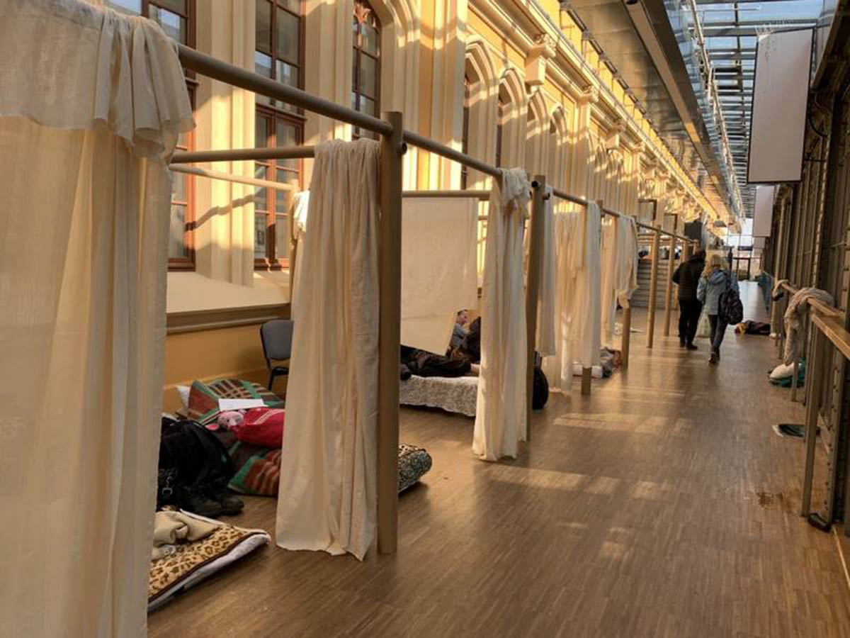 Shigeru Ban and VAN install paper partition shelters for Ukrainian refugees in Poland 