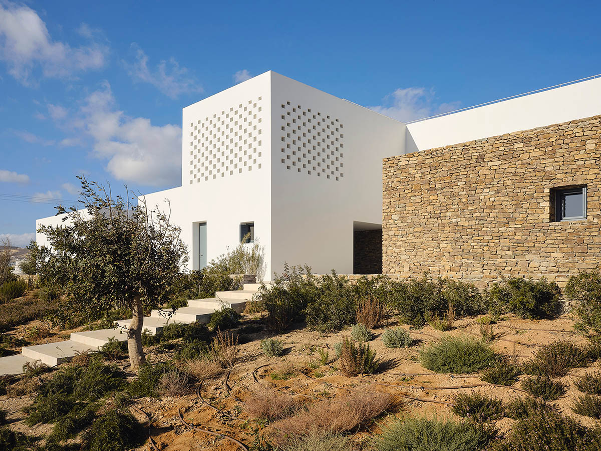 ARP - Architecture Research Practice renovates a decade-old structure with simple geometry