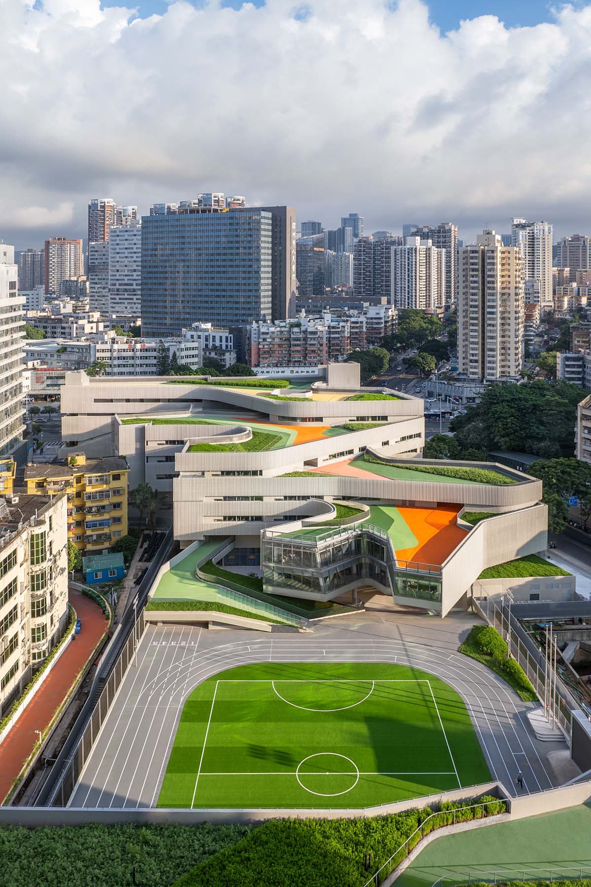 The school features large cracked slabs that serve as walls in the center of Shenzhen city