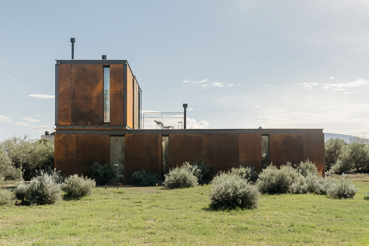  delaVegaCanolasso completes corten steel house in Barcelona 