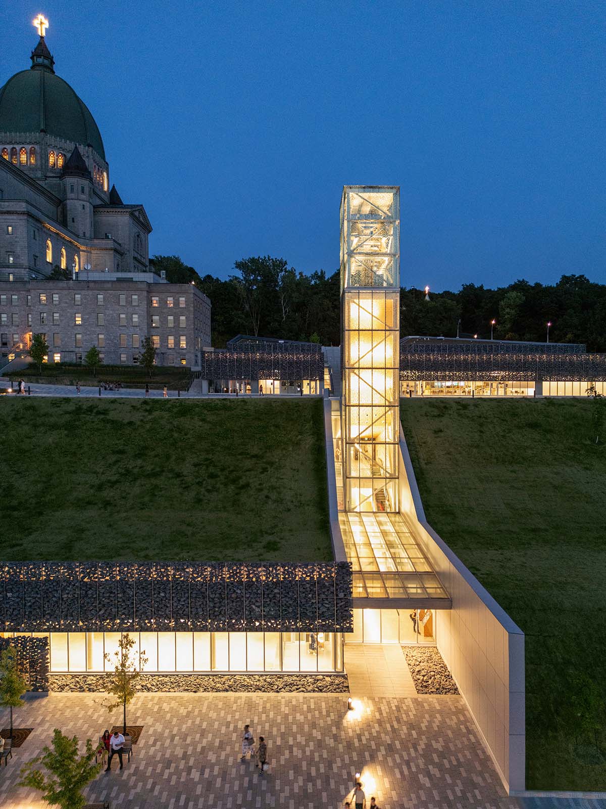 worldarchitecture.org - WA Contents - A striking bell tower pierces the sky, illuminating the grandeur of the pavilion in Montreal
