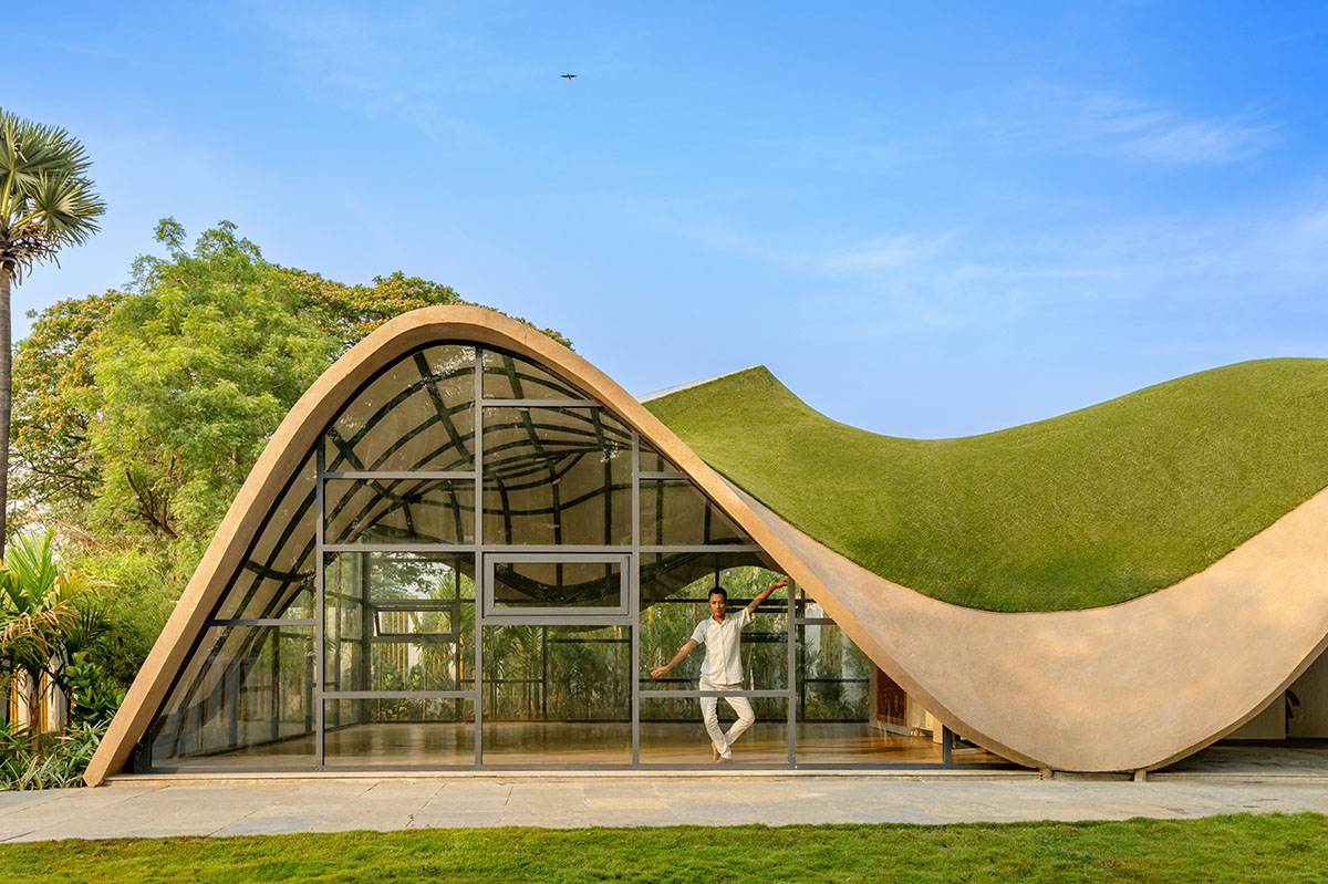 Undulating roof covers Cocoon School for unobstructed space in India 