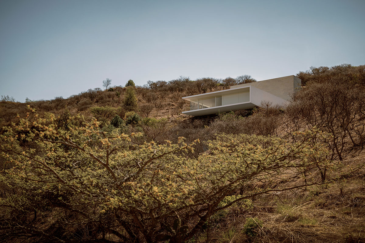 Horizontal Shi House by HW Studio acts like smooth transition on the Mexican ravine