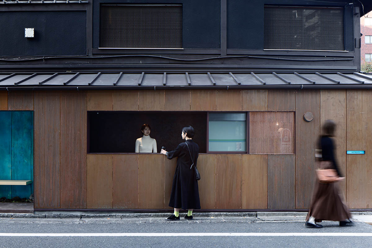 The one-meter-deep cafe invites customers with its patina color on its facade in Kyoto