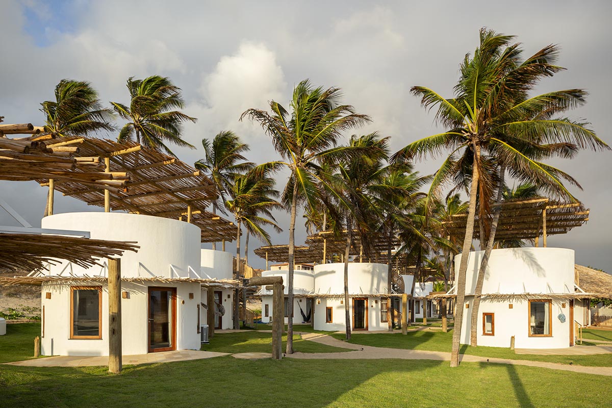 Lins Arquitetos Associados built village comprised of circular chalets overlooking coconut groves 