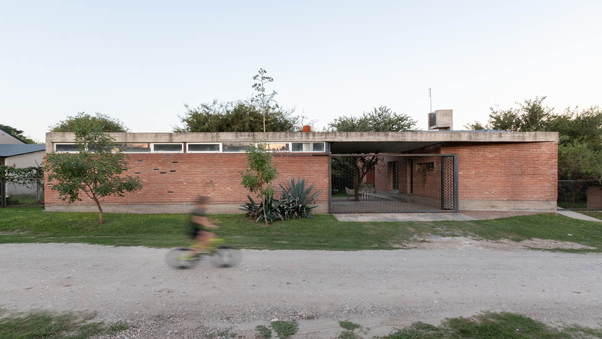 Barq's taller de arquitectura completes brick House - Workshop in Córdoba