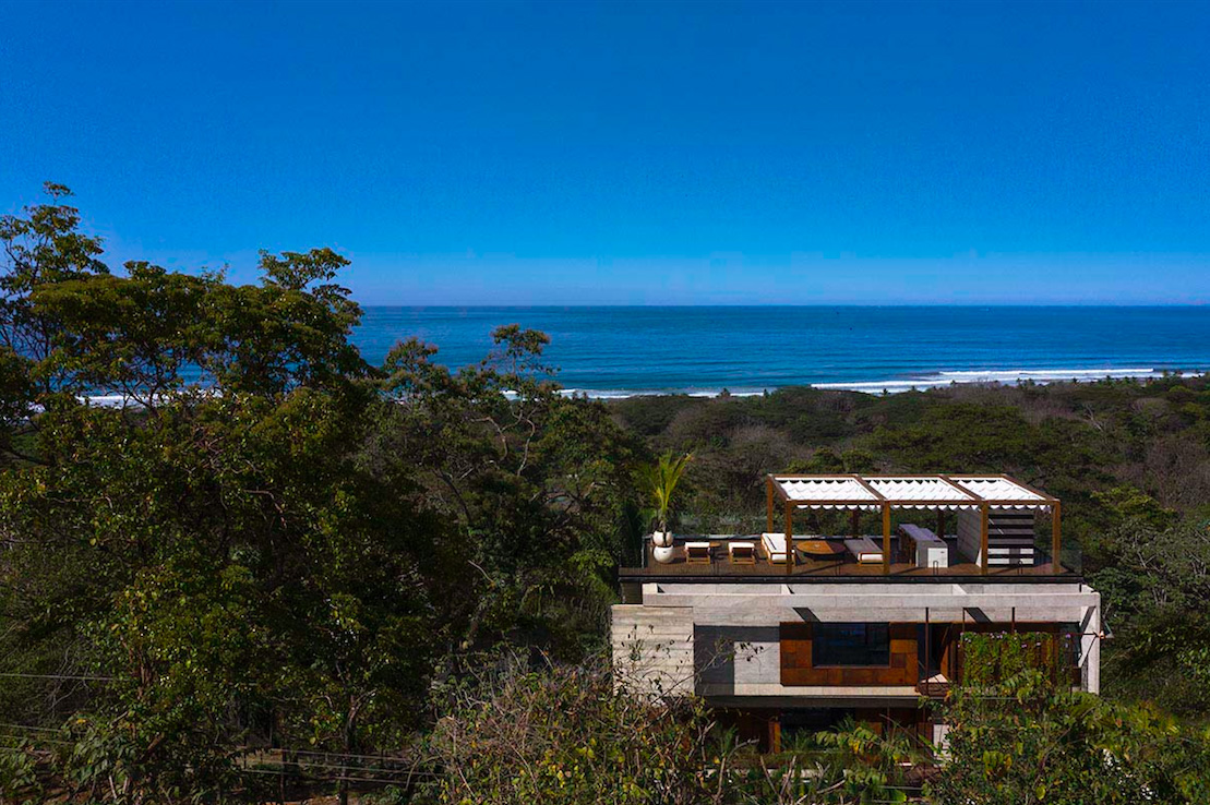 VOID completes Guarumo Residence with staggered volumes in Costa Rican tropical landscape 