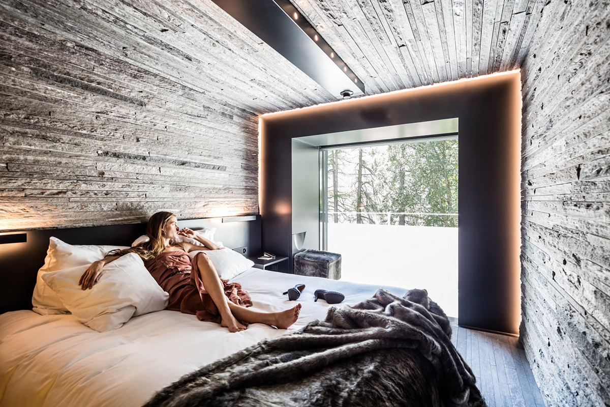 Morphosis designs memorable and luxurious hotel rooms for 7132 Hotel in Vals