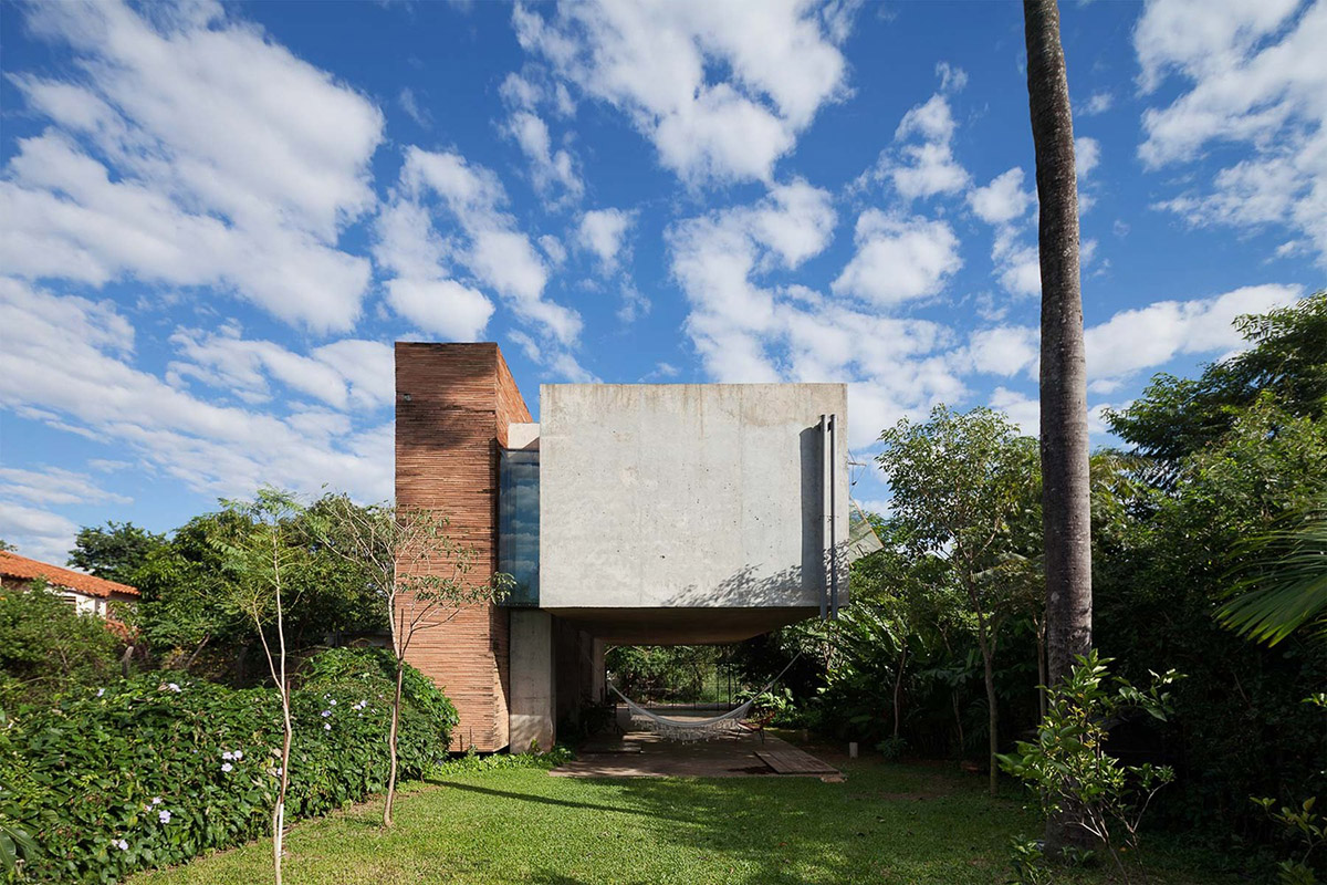 TDA uses mega cantilevered concrete block as a roof and social gallery for a house in Paraguay