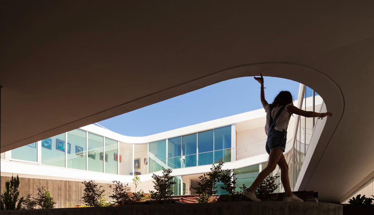 Antonio Costa Lima designs continuous inner gallery in Portugese house to overcome windowless fa&ccedil;ade