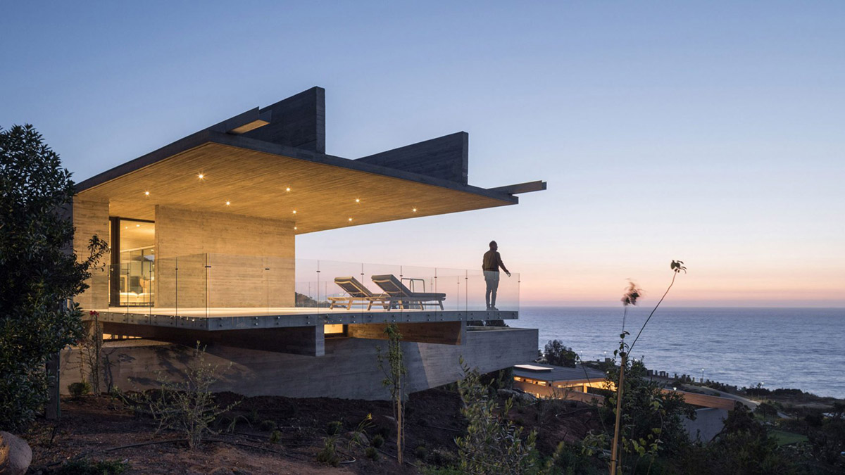 Felipe Assadi Arquitectos completes elongated house with protruding volumes in Chilean landscape