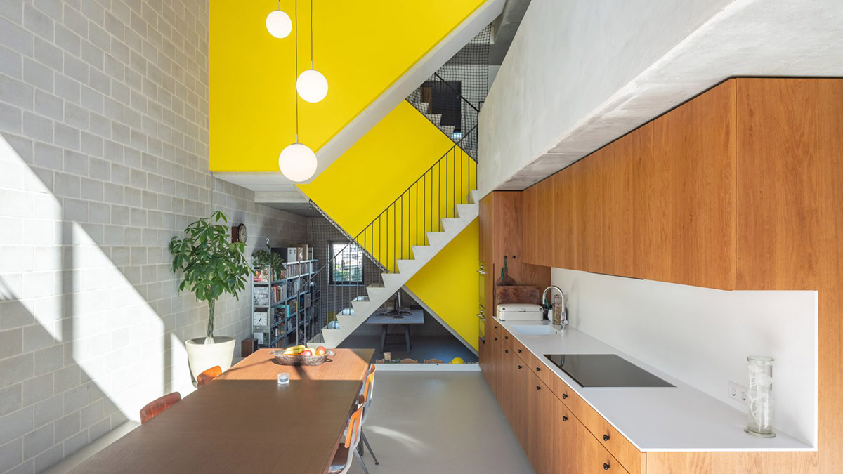 BETA built a three-generation house with open plan and free-form elements in Amsterdam