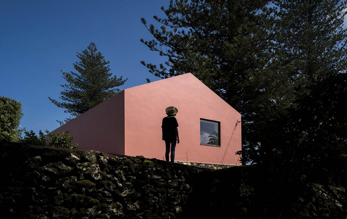 Mezzo Atelier transforms old barn into guesthouses featuring different hues of pink
