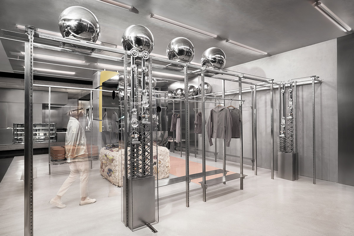 Sò Studio creates metallic interior for showroom in Hangzhou