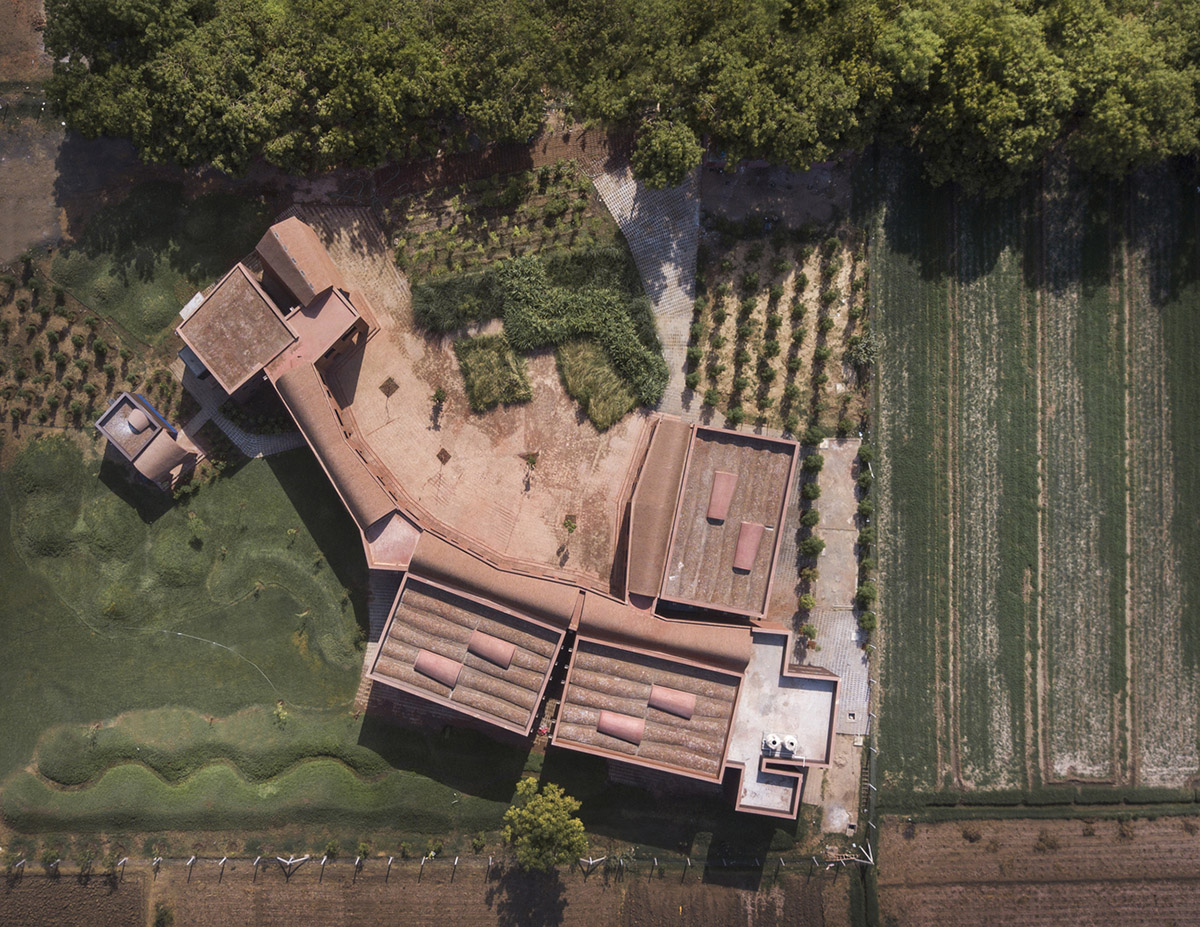 A school built from tilted brick vaults evoke a child's freedom in India
